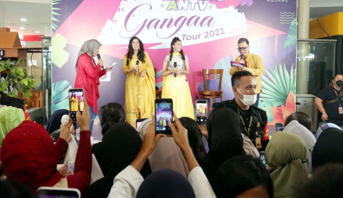 Sejumlah fans serial Gangaa saat mengabadikan bintang Gangaa Ruhana Khanna (kanan) dan Gungun Uprari (kiri) saat acara temu bintang ANTV Gangaa dan Aku Titipkan Cinta di Tamini Square, Jakarta, Jumat (15/7). - JPNN.com