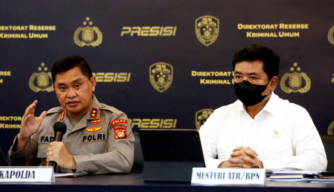 Kapolda Metro Jaya Irjen Fadil Imran dan Menteri ATR/BPN Hadi Tjahjanto memberikan keterangan pers pengungkapan kasus mafia tanah di Polda Metro Jaya, Jakarta, Senin (18/7). - JPNN.com