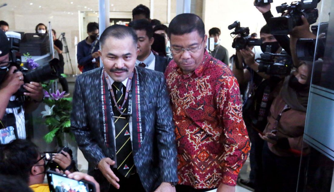 Kuasa hukum keluarga Brigadir J atau Nofryansah Yosua Hutabarat, Kamaruddin Simanjuntak dan Johnson Panjaitan (kanan) mendatangi Bareskrim Polri, Jakarta, Senin (18/7). Mereka melaporkan berbagai kejanggalan yang menyebabkan ajudan Kadiv Propam Polri Irjen Ferdy Sambo itu meninggal. - JPNN.com