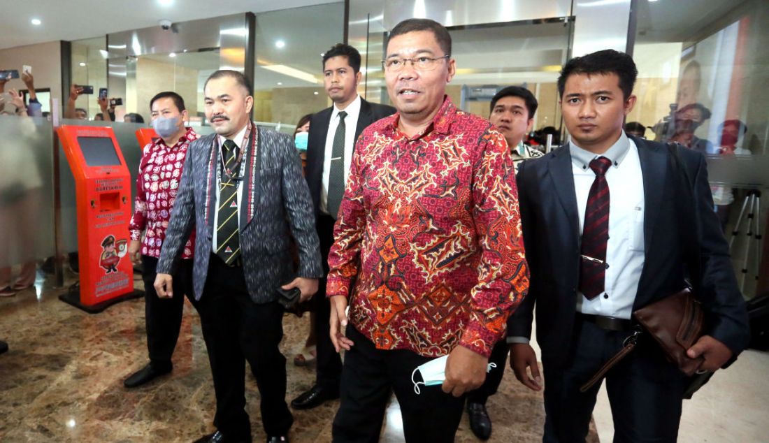 Kuasa hukum keluarga Brigadir J atau Nofryansah Yosua Hutabarat, Kamaruddin Simanjuntak dan Johnson Panjaitan (kanan) mendatangi Bareskrim Polri, Jakarta, Senin (18/7). Mereka melaporkan berbagai kejanggalan yang menyebabkan ajudan Kadiv Propam Polri Irjen Ferdy Sambo itu meninggal. - JPNN.com