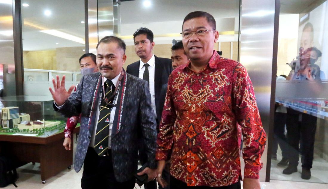 Kuasa hukum keluarga Brigadir J atau Nofryansah Yosua Hutabarat, Kamaruddin Simanjuntak dan Johnson Panjaitan (kanan) mendatangi Bareskrim Polri, Jakarta, Senin (18/7). Mereka melaporkan berbagai kejanggalan yang menyebabkan ajudan Kadiv Propam Polri Irjen Ferdy Sambo itu meninggal. - JPNN.com