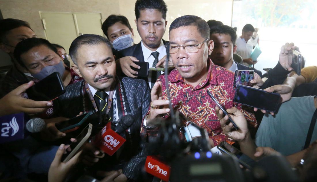 Kuasa hukum keluarga Brigadir J atau Nofryansah Yosua Hutabarat, Kamaruddin Simanjuntak dan Johnson Panjaitan (kanan) mendatangi Bareskrim Polri, Jakarta, Senin (18/7). Mereka melaporkan berbagai kejanggalan yang menyebabkan ajudan Kadiv Propam Polri Irjen Ferdy Sambo itu meninggal. - JPNN.com