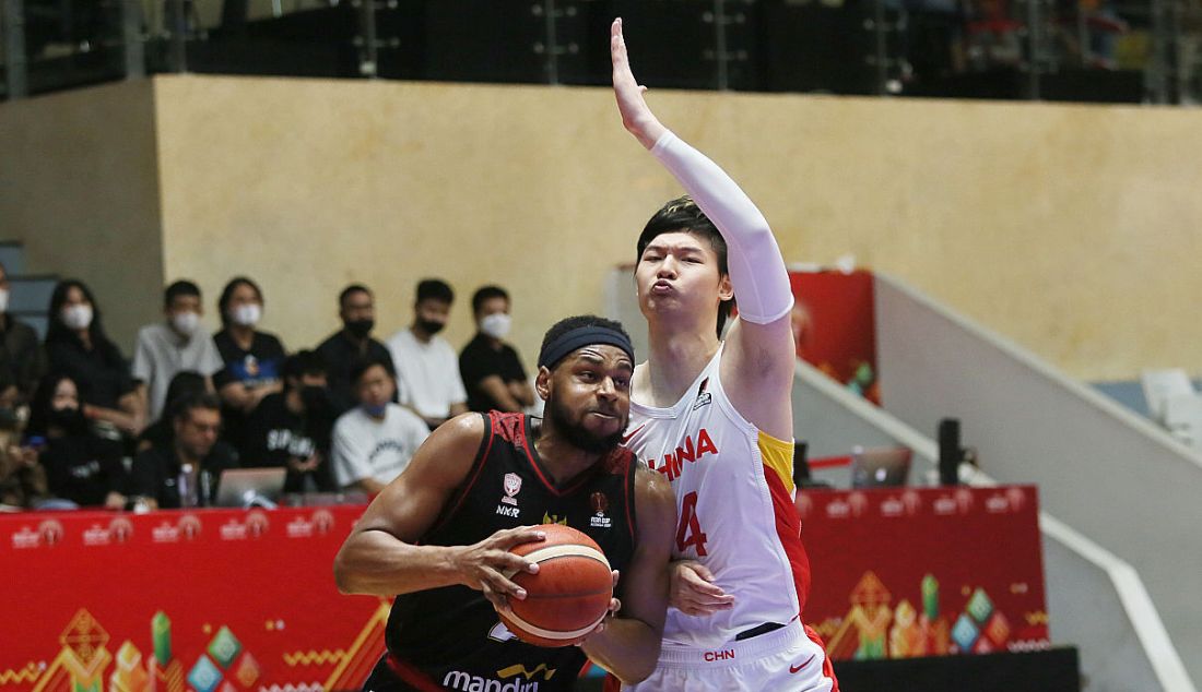 Pebasket Indonesia Marques Terrell Bolden berusaha melewati pebasket China dalam Playoff FIBA Asia Cup 2022 di Istora Gelora Bung Karno, Senayan, Jakarta, Senin (18/7). - JPNN.com