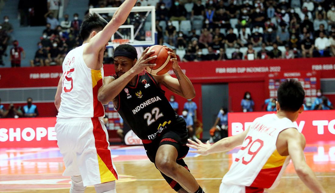 Pebasket Indonesia Marques Terrell Bolden berusaha melewati pemain China dalam Playoff FIBA Asia Cup 2022 di Istora Gelora Bung Karno, Senayan, Jakarta, Senin (18/7). - JPNN.com