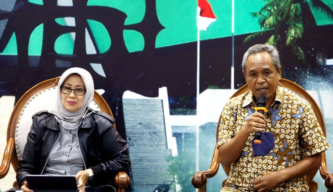 Anggota Komisi III DPR RI Fraksi Partai Demokrat Benny K. Harman (kanan) dan Ketua Komisi Pendataan, Kajian dan Ratifikasi Pers Dewan Pers Ninik Rahayu menjadi pembicara diskusi Forum Legislasi dengan tema RUU KUHP dan Ancaman Kebebasan Pers di Gedung DPR, Jakarta, Selasa (19/7). - JPNN.com