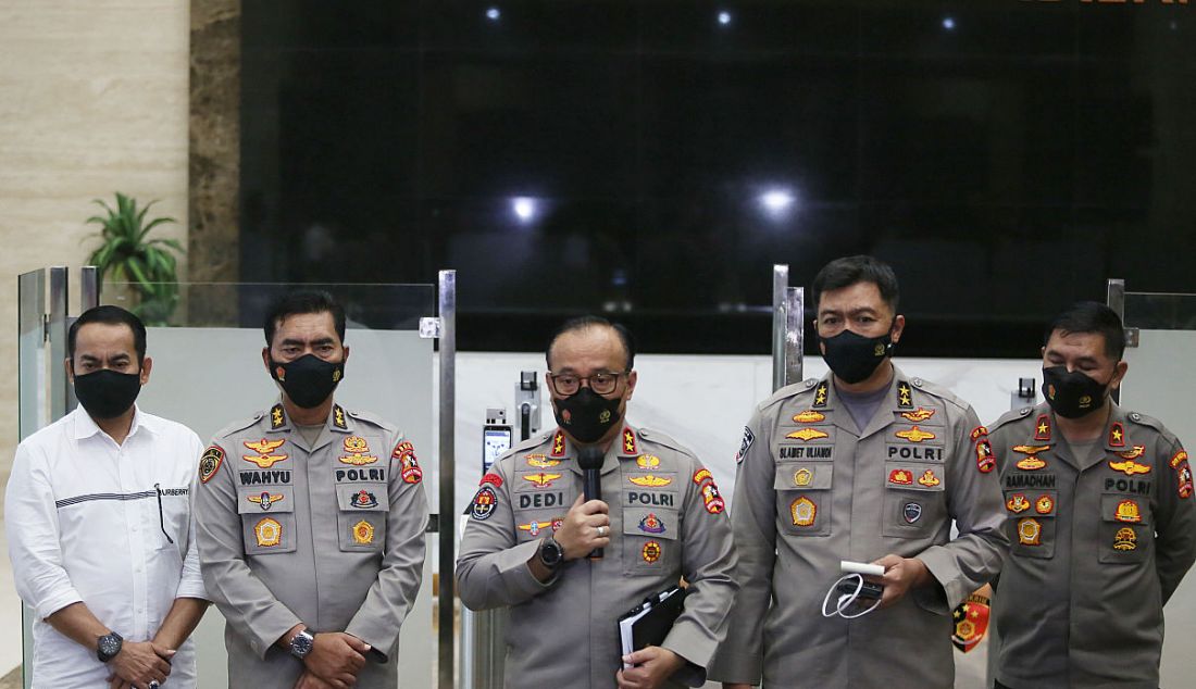 Kadiv Humas Polri Irjen Dedi Prasetyo (tengah) memberikan keterangan pers terkait perkembangan kasus penembakan Brigadir J di Mabes Polri, Jakarta, Rabu (20/7). - JPNN.com