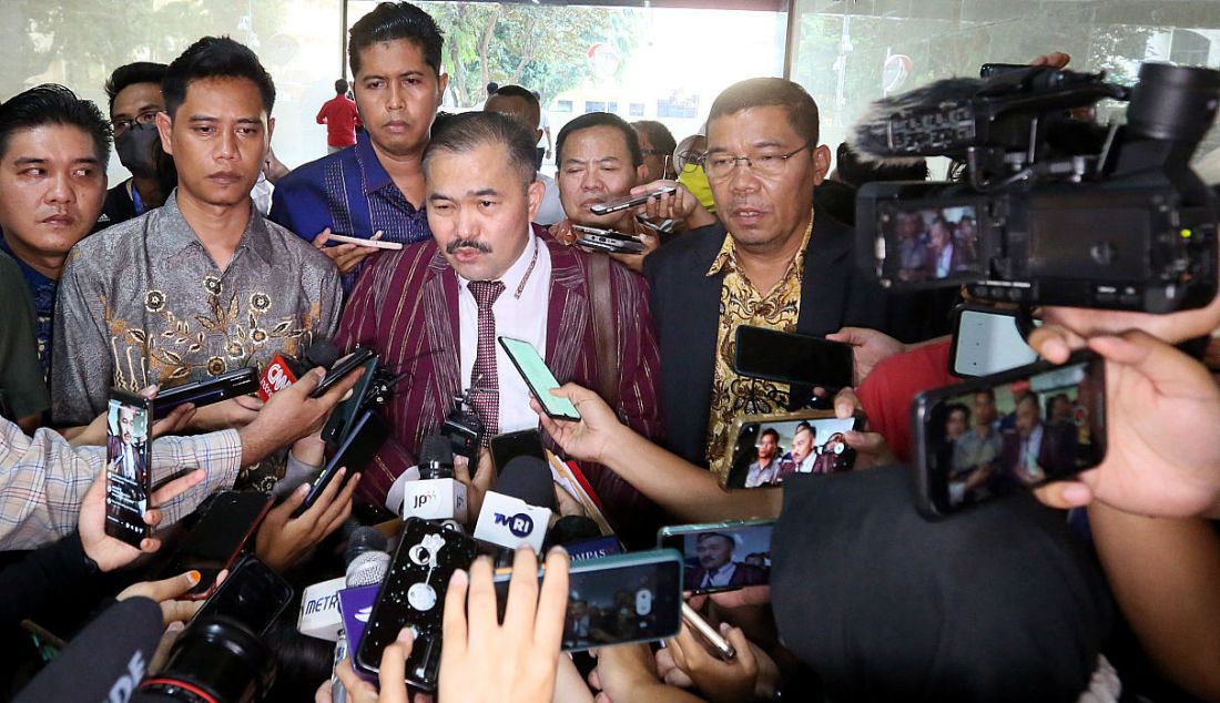 Kuasa hukum keluarga Brigadir J atau Nofryansah Yosua Hutabarat, Kamaruddin Simanjuntak (tengah) dan Johnson Panjaitan (kanan) mendatangi Bareskrim Polri, Jakarta, Rabu (20/7). Mereka menunjukkan foto yang dianggap bukti kejanggalan terbunuhnya Brigadir J. - JPNN.com