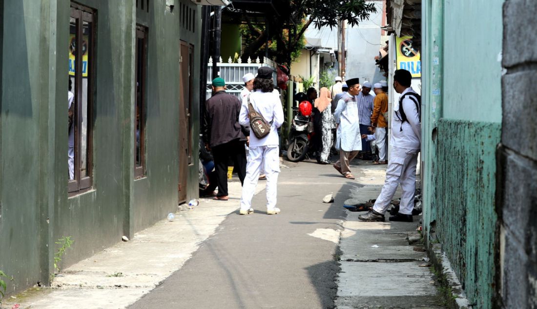 Suasana di sekitar kediaman Habib Rizieq di Petamburan, Jakarta, Rabu (20/7). Terpidana perkara pelanggaran karantina kesehatan dan penyebaran kabar bohong Habib Rizieq bebas bersyarat. - JPNN.com
