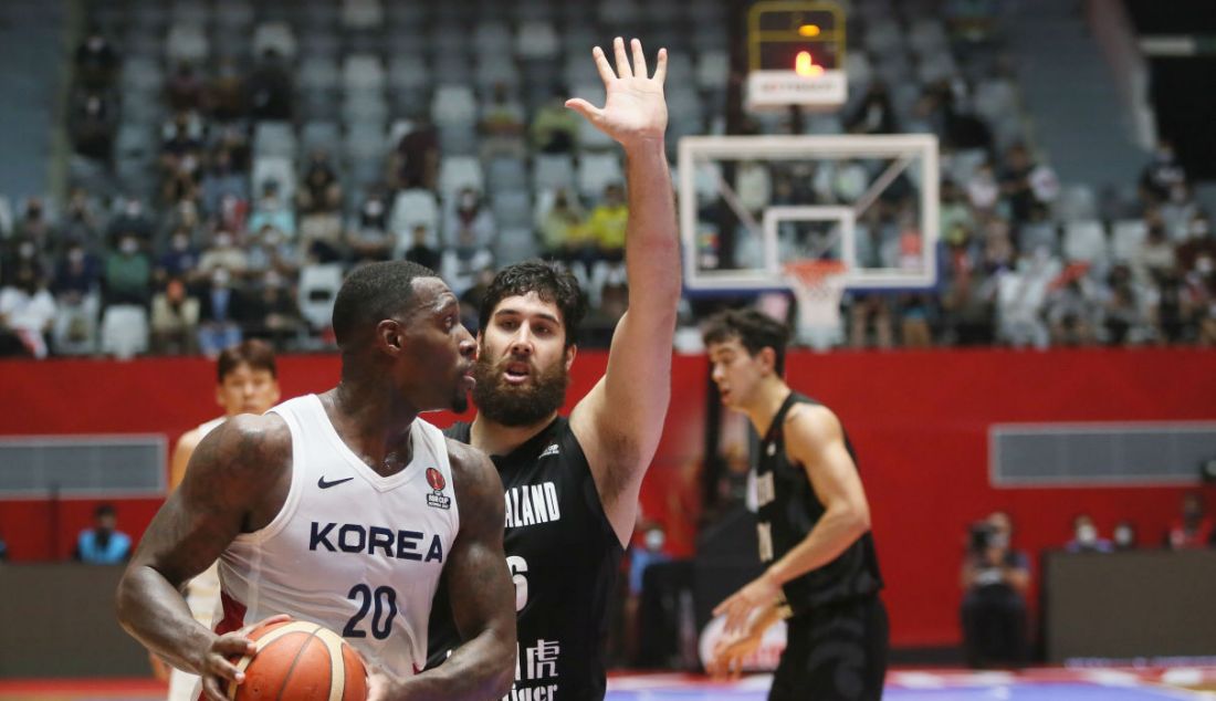 Pebasket New Zealand Tohi Smith Miner berusaha mengadang pebasket Korea pada laga perempat final FIBA Asia Cup 2022 di Istora Gelora Bung Karno, Senayan, Jakarta, Kamis (21/7). New Zealand menang atas lawannya dengan skor 88-78. - JPNN.com