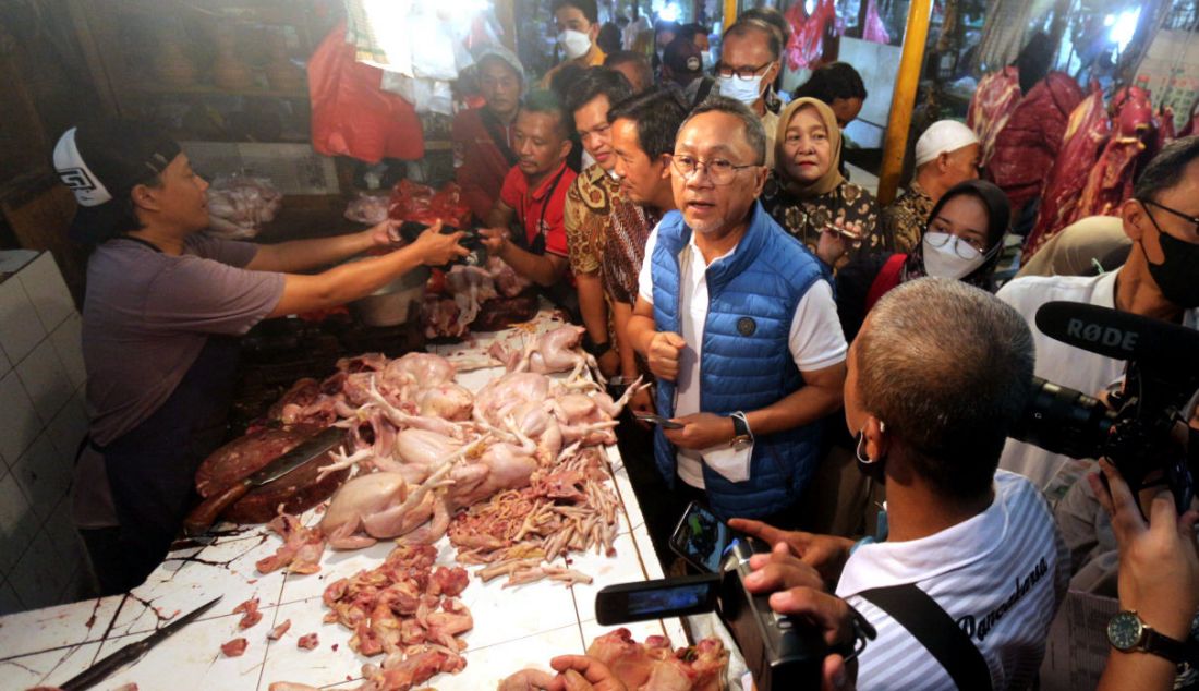 Menteri Perdagangan Zulkifli Hasan berbincang dengan pedagang saat meninjau harga bahan pokok di Pasar Cibinong, Kabupaten Bogor, Jawa Barat, Jumat (22/7). Kunjungan kerja tersebut dilakukan untuk melihat dan memantau langsung harga bahan pokok dan minyak goreng, menurutnya harga kebutuhan pokok berangsur kembali normal di pasar tradisional. - JPNN.com