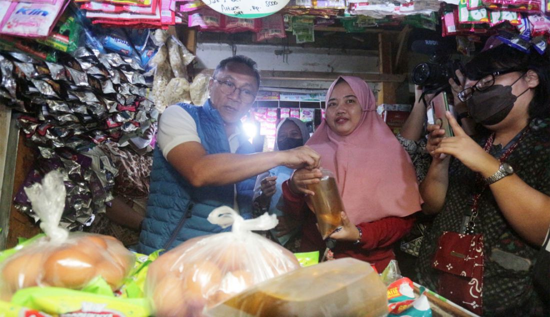 Menteri Perdagangan Zulkifli Hasan berbincang dengan pedagang saat meninjau harga bahan pokok di Pasar Cibinong, Kabupaten Bogor, Jawa Barat, Jumat (22/7). Kunjungan kerja tersebut dilakukan untuk melihat dan memantau langsung harga bahan pokok dan minyak goreng, menurutnya harga kebutuhan pokok berangsur kembali normal di pasar tradisional. - JPNN.com