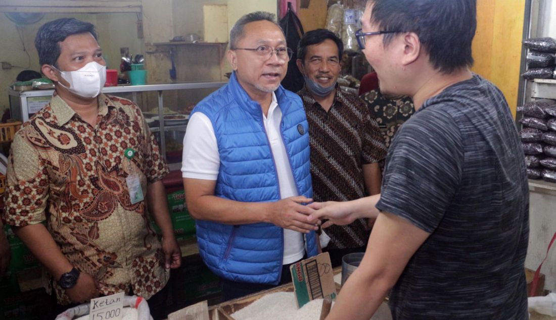 Menteri Perdagangan Zulkifli Hasan berbincang dengan pedagang saat meninjau harga bahan pokok di Pasar Cibinong, Kabupaten Bogor, Jawa Barat, Jumat (22/7). Kunjungan kerja tersebut dilakukan untuk melihat dan memantau langsung harga bahan pokok dan minyak goreng, menurutnya harga kebutuhan pokok berangsur kembali normal di pasar tradisional. - JPNN.com