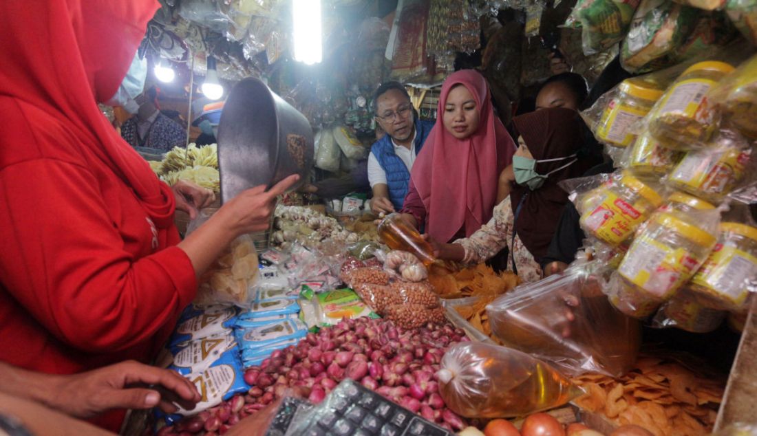 Menteri Perdagangan Zulkifli Hasan berbincang dengan pedagang saat meninjau harga bahan pokok di Pasar Cibinong, Kabupaten Bogor, Jawa Barat, Jumat (22/7). Kunjungan kerja tersebut dilakukan untuk melihat dan memantau langsung harga bahan pokok dan minyak goreng, menurutnya harga kebutuhan pokok berangsur kembali normal di pasar tradisional. - JPNN.com