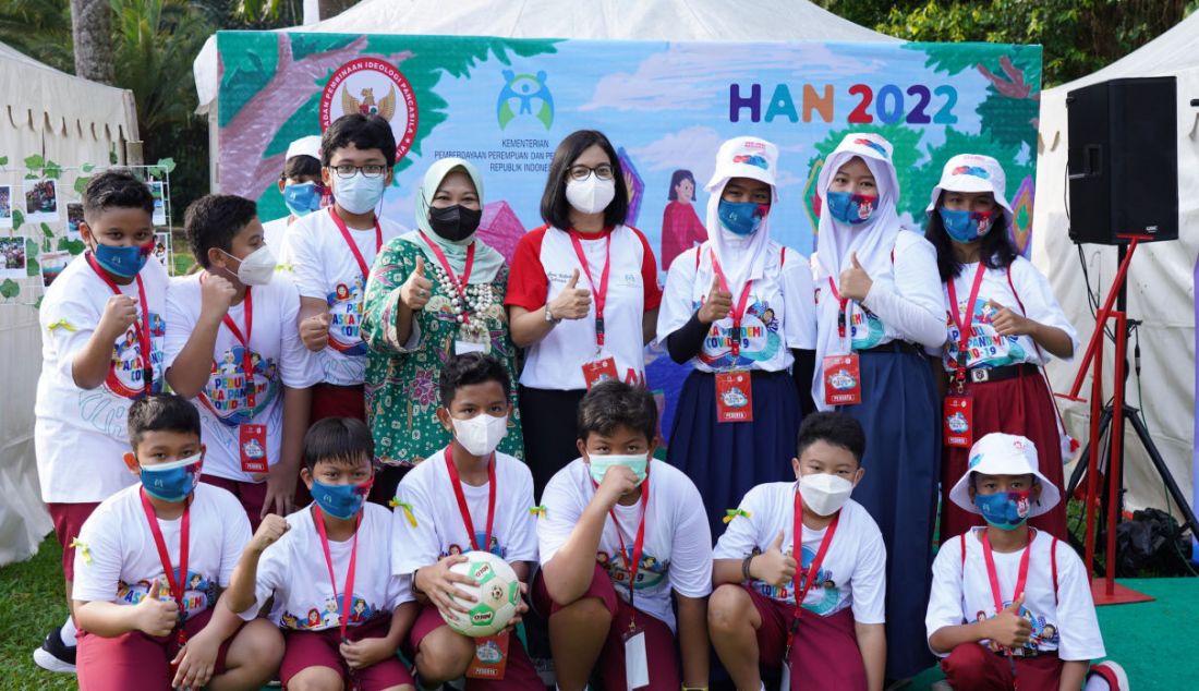 Business Executive Officer Beverages Business Unit PT Nestle Indonesia, Mirna Tri Handayani (keempat kanan) bersama Direktur Corporate Affairs PT Nestle Indonesia, Siti Sufintri (keempat kiri) berfoto bersama anak SD pada acara puncak Hari Anak Nasional (HAN) 2022 bertemakan Anak Terlindungi, Indonesia Maju di Kebun Raya Bogor, Jawa Barat, Sabtu (23/7). - JPNN.com