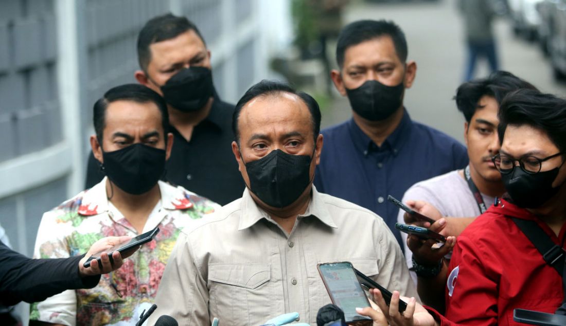 Kadiv Humas Polri Irjen Dedi Prasetyo saat memberikan keterangan pers di rumah dinas Irjen Ferdy Sambo, Kompleks Polri Duren Tiga, Jakarta Selatan, Sabtu (22/7). - JPNN.com