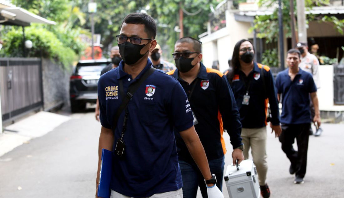 Petugas Inafis saat prarekonstruksi di rumah dinas Irjen Ferdy Sambo, Kompleks Polri Duren Tiga, Jakarta Selatan, Sabtu (23/7). - JPNN.com