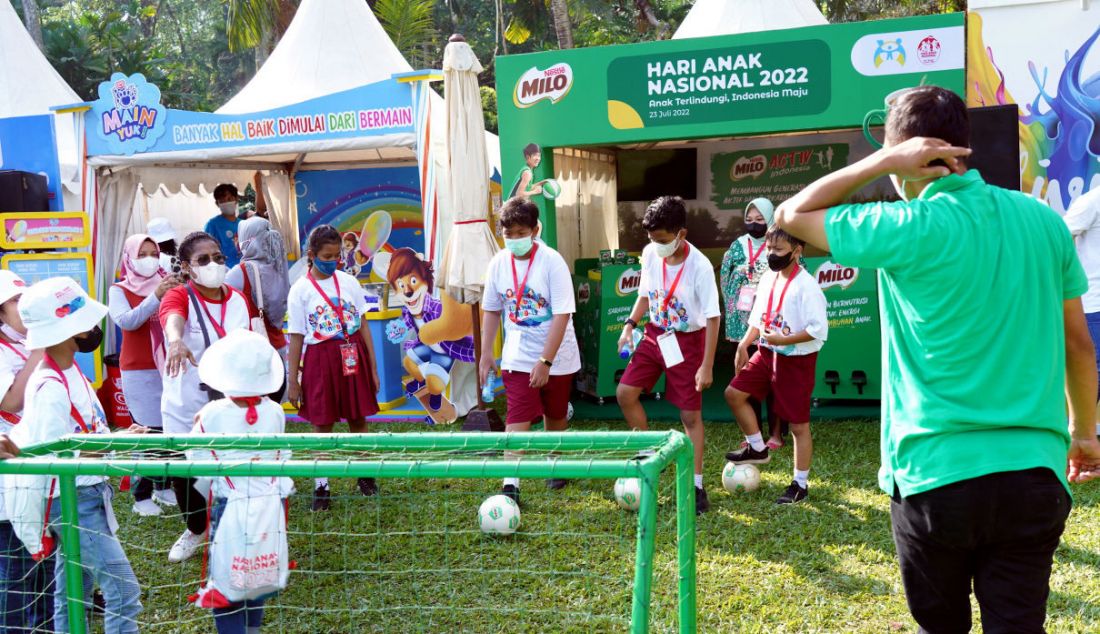 Sejumlah anak bermain tendangan penalti bersama Nestle MILO pada puncak Hari Anak Nasional (HAN) 2022 bertemakan Anak Terlindungi, Indonesia Maju di Kebun Raya Bogor, Jawa Barat, Sabtu (23/7). - JPNN.com