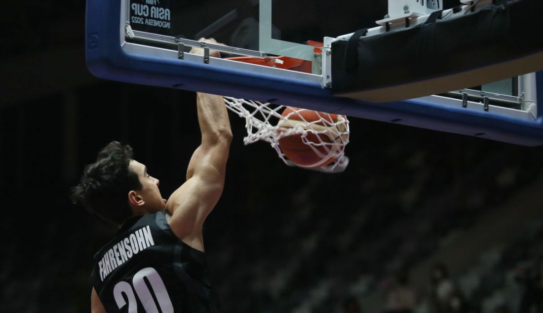 Pebasket New Zealand Takuila Fahrensohn melakukan Slam dunk dalam laga perebutan juara ketiga FIBA Asia Cup 2022 di Istora Gelora Bung Karno, Senayan, Jakarta, Minggu (24/7). New Zealand menang atas Jordan dengan skor 83-75. - JPNN.com