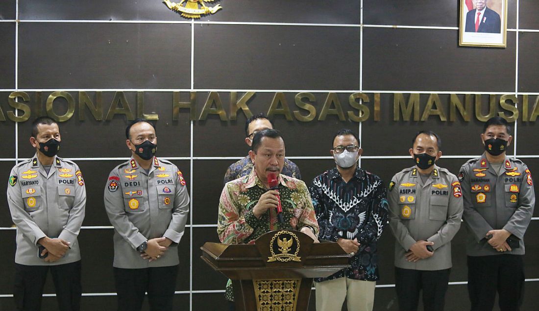 Ketua Komnas HAM Ahmad Taufan Damanik memberikan keterangan pers seusai pemanggilan tim forensik Polri di Kantor Komnas HAM, Jakarta, Senin (25/7). - JPNN.com