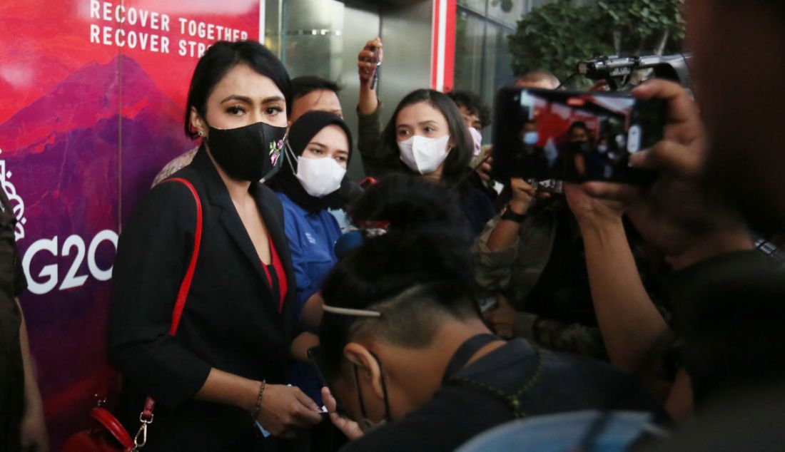 Presenter televisi Brigita Manohara seusai menjalani pemeriksaan di Gedung KPK, Jakarta, Senin (25/7). Brigita diperiksa sebagai saksi kasus Bupati Mamberamo Tengah, Papua Ricky Ham Pagawak. - JPNN.com