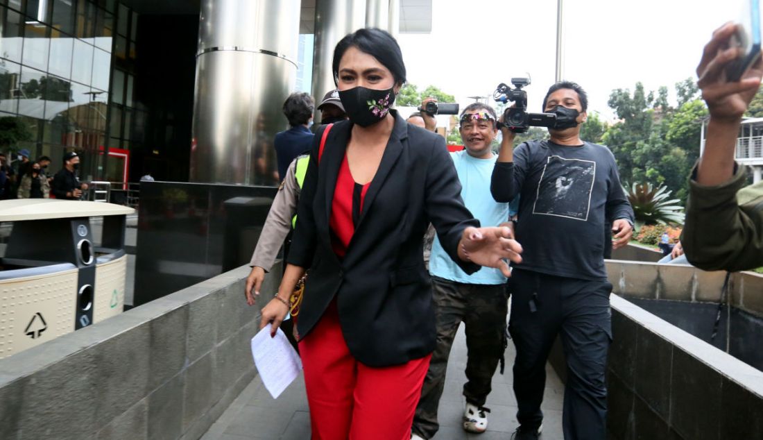 Presenter televisi Brigita Manohara seusai menjalani pemeriksaan di Gedung KPK, Jakarta, Senin (25/7). - JPNN.com