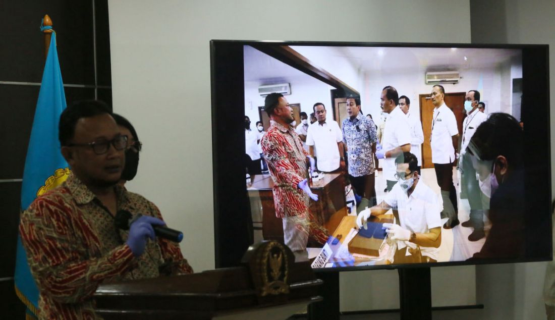Komisioner Komnas HAM Bidang Penyelidikan Mohammad Choirul Anam memberikan keterangan pers di kantor Komnas HAM pada Rabu (27/7). - JPNN.com