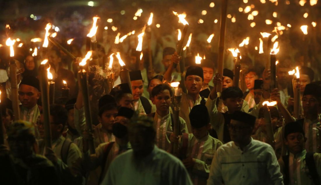 Pawai obor menyambut Tahun Baru Islam 1 Muharram 1444 Hijriah di Kota Bogor, Jawa Barat, Jumat (29/7). - JPNN.com