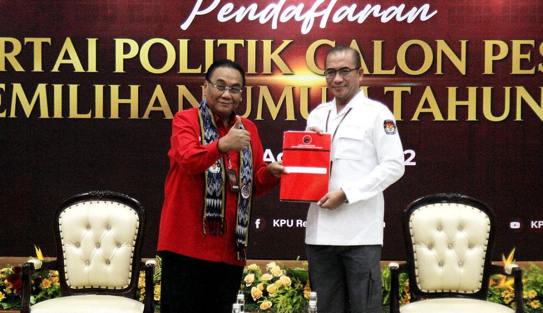 Ketua Komisi Pemilihan Umum (KPU) Hasyim Asy'ari (kanan) menerima berkas pendaftaran dari Ketua DPP PDIP Bidang Pemenangan Pemilu Bambang Wuryanto (kiri) saat Pendaftaran Partai Politik Calon Peserta Pemilu 2024 di Kantor KPU, Jakarta, Senin (1/8). - JPNN.com