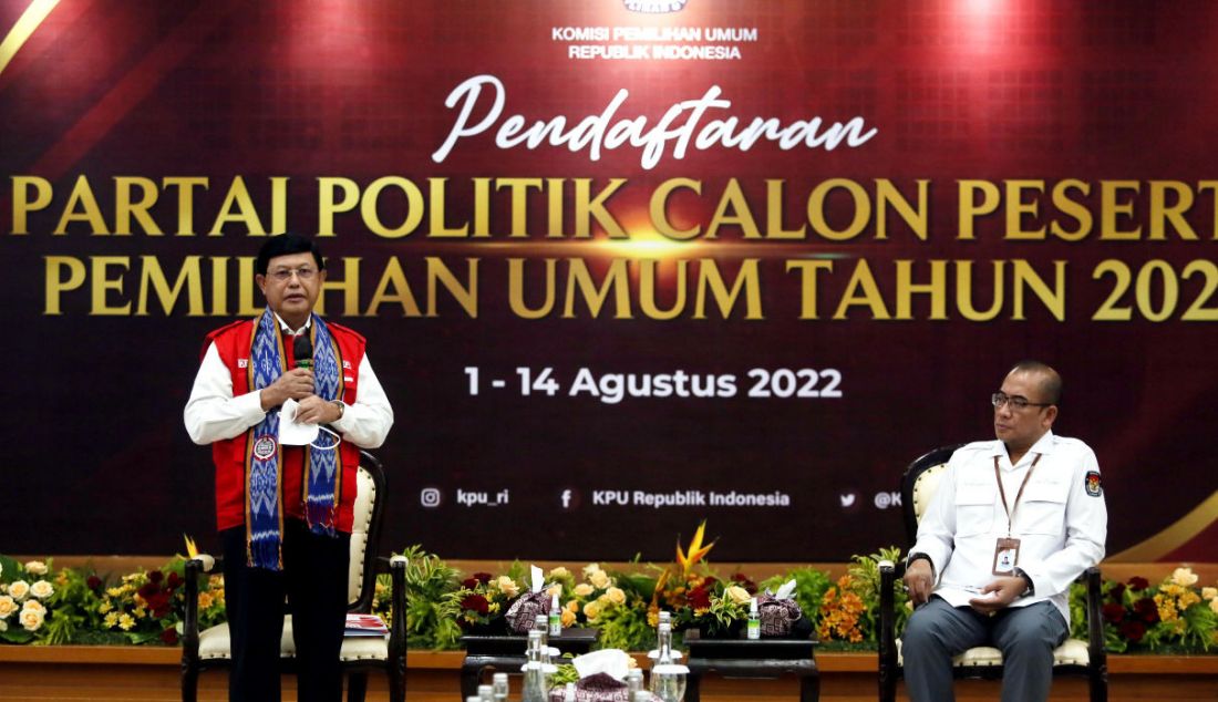 Ketua KPU Hasyim Asy'ari (kanan) dan Ketua Partai Keadilan dan Persatuan Yussuf Solichien (kiri) saat Pendaftaran Partai Politik Calon Peserta Pemilu 2024 di Kantor KPU, Jakarta, Senin (1/8). - JPNN.com