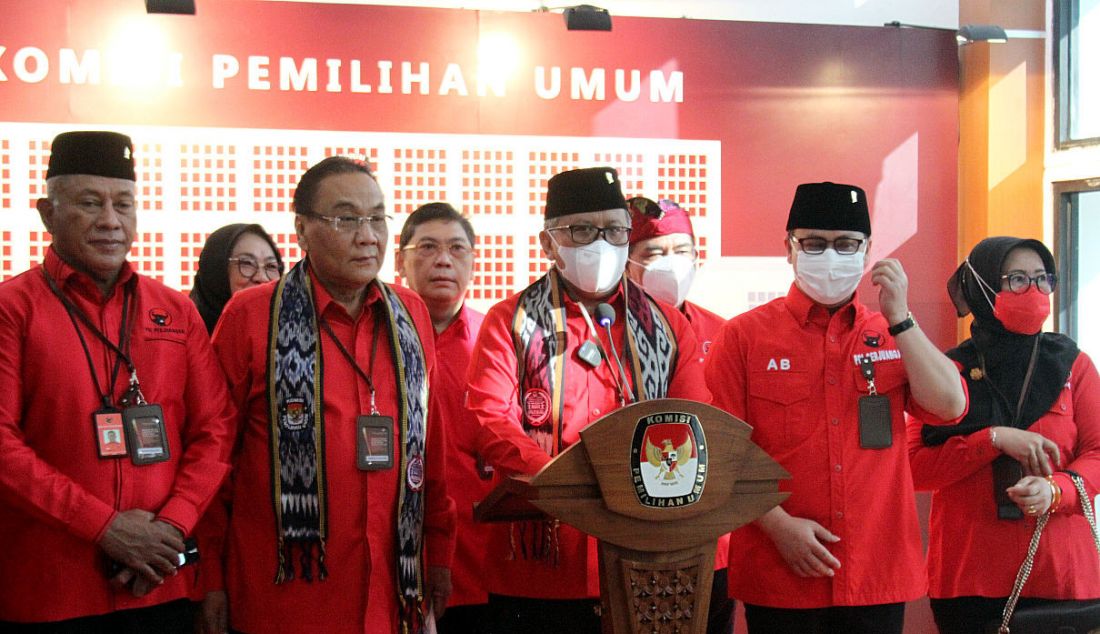 Sekjen PDIP Hasto Kristiyanto bersama jajaran pengurus PDIP saat Pendaftaran Partai Politik Calon Peserta Pemilu 2024 di Kantor KPU, Jakarta, Senin (1/8). - JPNN.com