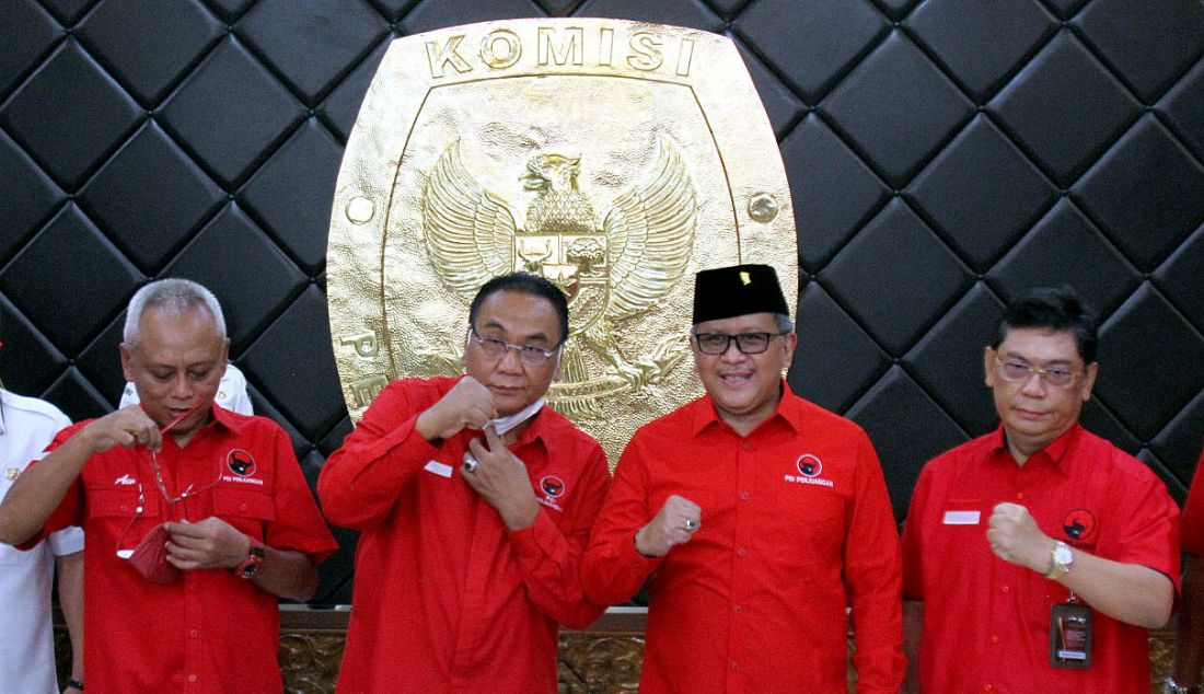 Sekjen PDIP Hasto Kristiyanto bersama jajaran pengurus PDIP saat Pendaftaran Partai Politik Calon Peserta Pemilu 2024 di Kantor KPU, Jakarta, Senin (1/8). - JPNN.com