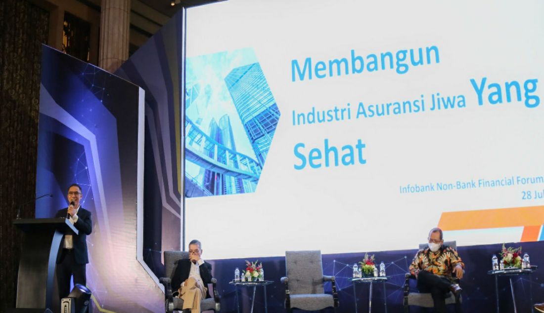 Direktur Utama BRI Life Iwan Pasila saat memberikan paparan bertema Membangun Industri Asuransi Jiwa yang Sehat. - JPNN.com