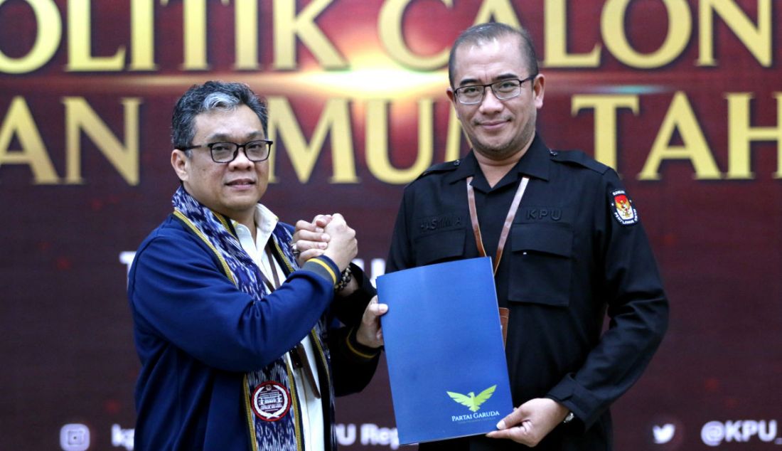 Ketua KPU Hasyim Asyari (kanan) menerima berkas pendaftaran dari Ketua Umum Partai Garuda Ahmad Ridha Sabana (kiri) di Kantor KPU, Jakarta, Rabu (3/8). - JPNN.com