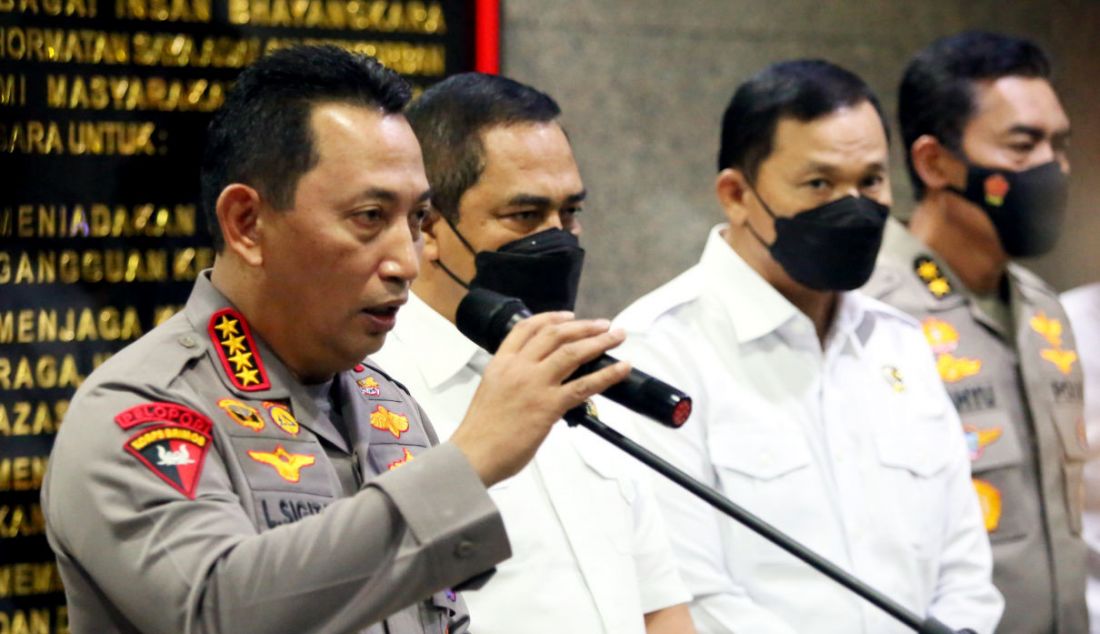 Kapolri Jenderal Listyo Sigit Prabowo memberikan keterangan pers hasil perkembangan kasus pembunuhan Brigadir J di Mabes Polri, Jakarta, Kamis (4/8). Foto: Ricardo - JPNN.com