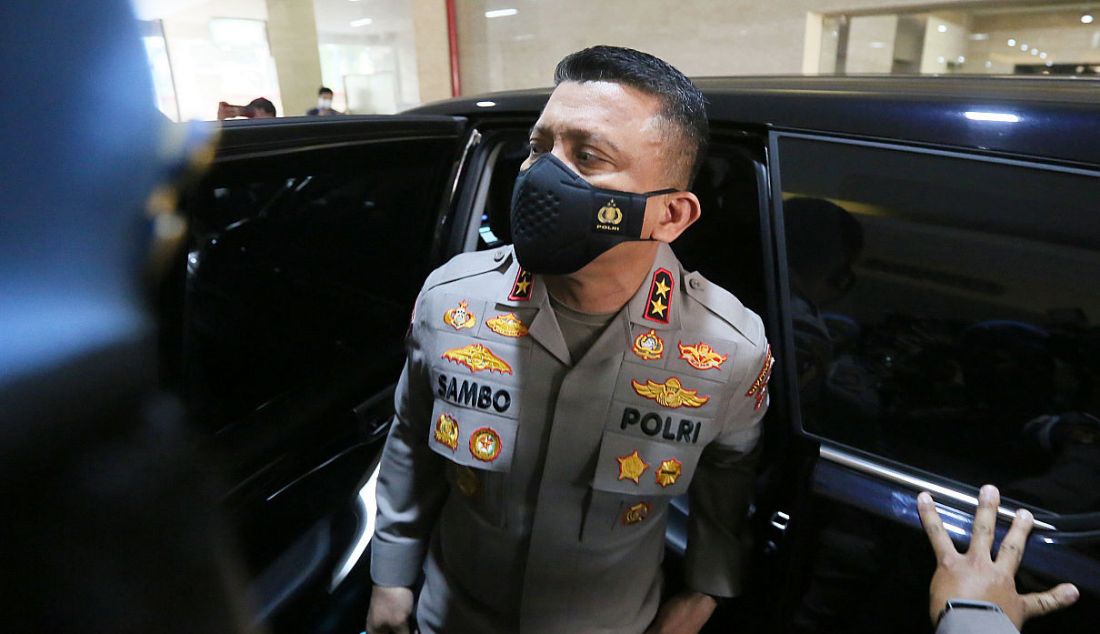 Kadiv Propam Polri nonaktif Irjen Ferdy Sambo menjalani pemeriksaan sebagai saksi kasus pembunuhan Brigadir J, di gedung Bareskrim Polri, Jakarta, Kamis (4/8). - JPNN.com