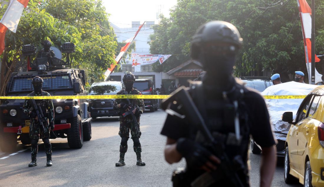 Sejumlah personel Brimob bersenjata lengkap berjaga di rumah pribadi Irjen Ferdy Sambo, Jalan Saguling III, Komplek Pertambangan, Duren Tiga, Jakarta Selatan, Selasa (9/8). - JPNN.com