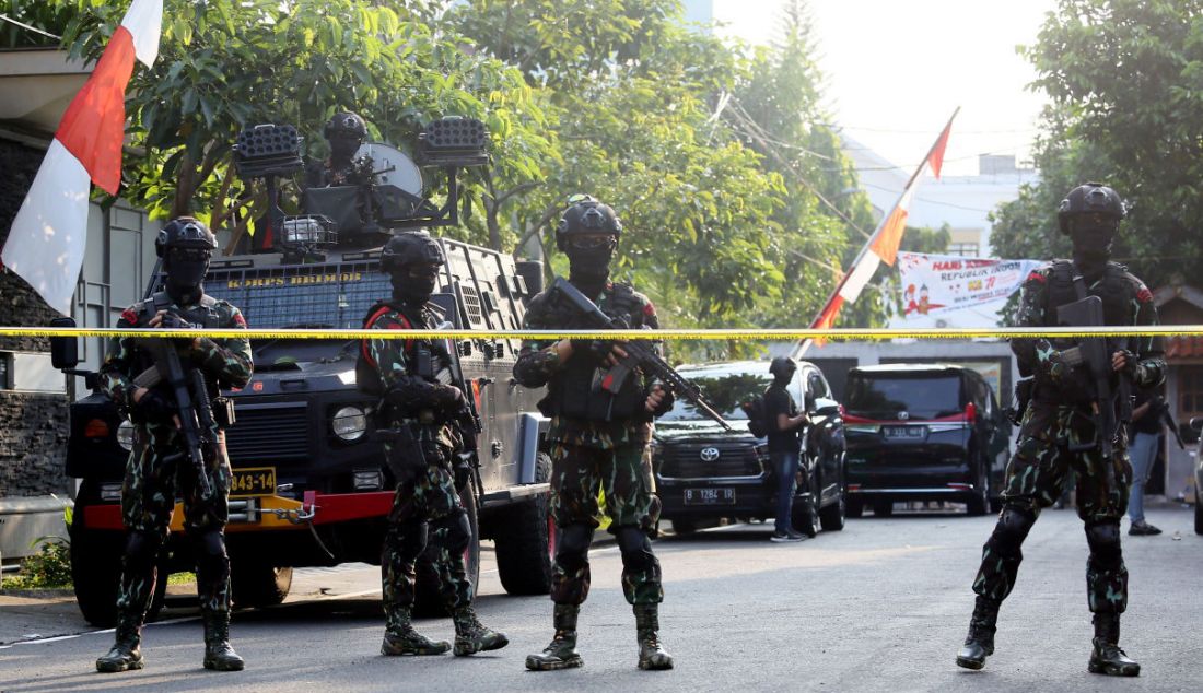 Sejumlah personel Brimob bersenjata lengkap berjaga di rumah pribadi Irjen Ferdy Sambo, Jalan Saguling III, Komplek Pertambangan, Duren Tiga, Jakarta Selatan, Selasa (9/8). - JPNN.com