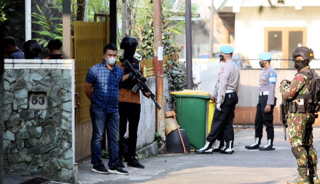 Sejumlah personel Brimob bersenjata lengkap berjaga di Duren Tiga, Kompleks Polri Duren Tiga. - JPNN.com