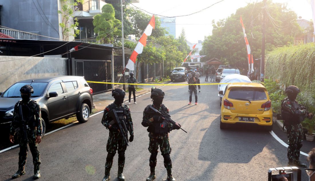 Sejumlah personel Brimob bersenjata lengkap berjaga di rumah pribadi Irjen Ferdy Sambo, Jalan Saguling III, Komplek Pertambangan, Duren Tiga, Jakarta Selatan, Selasa (9/8). - JPNN.com