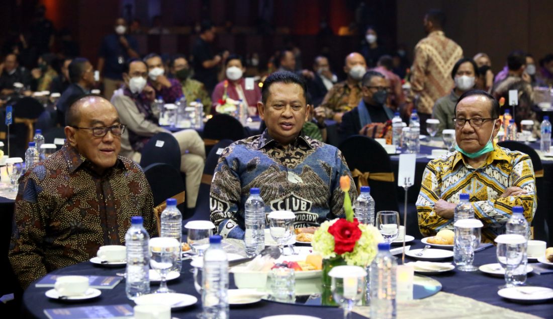 Kiri: Aburizal Bakrie, Ketua MPR Bambang Soesatyo dan Akbar Tanjung saat acara Penghargaan Achmad Bakrie 2022, Jakarta, Minggu (14/8). - JPNN.com