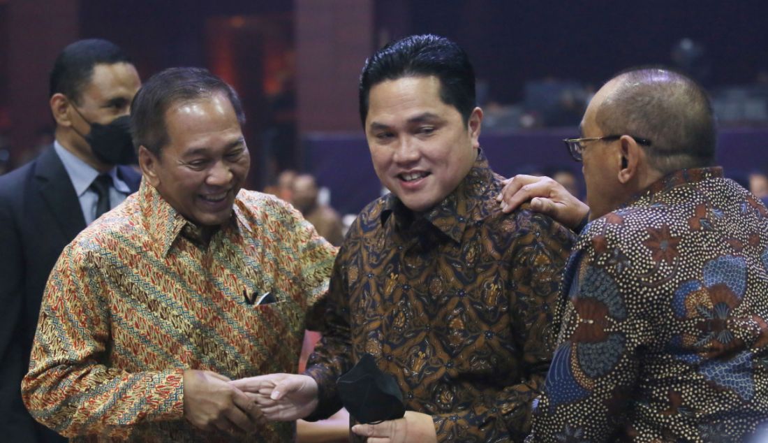 Kiri: Nirwan Bakrie, Menteri BUMN dan Aburizal Bakrie saat acara Penghargaan Achmad Bakrie 2022, Jakarta, Minggu (14/8). - JPNN.com