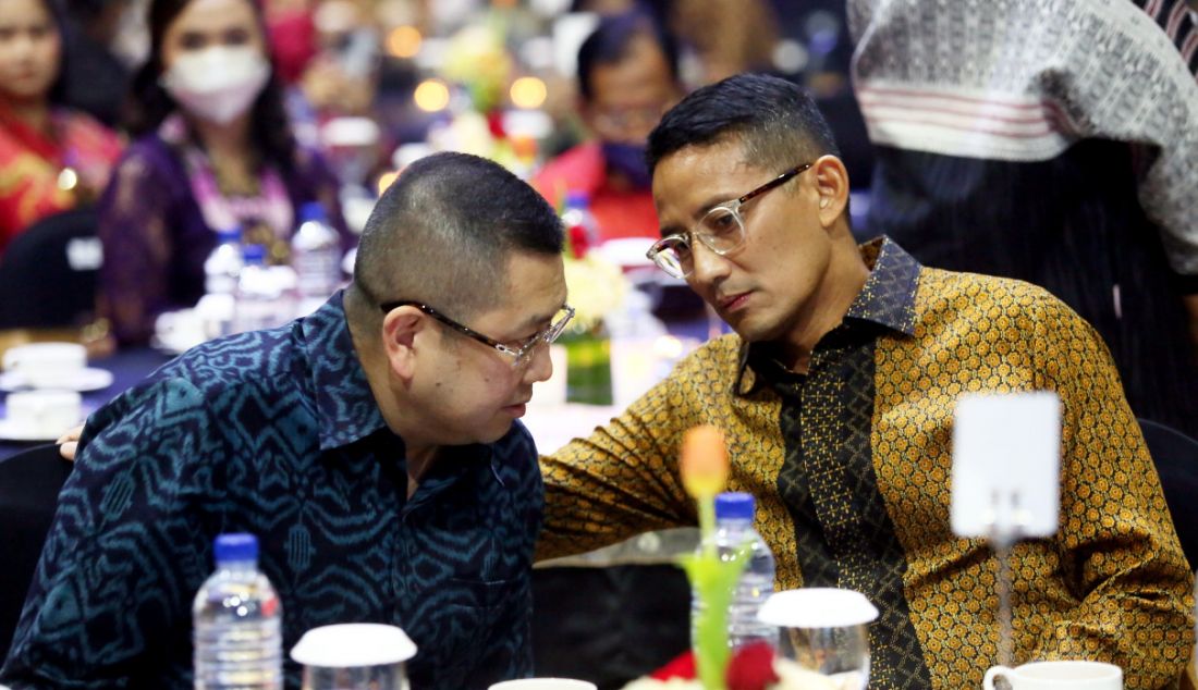 Menparekraf Sandiaga Uno (kiri) dan Ketua umum Perindo Hary Tanoesoedibjo saat acara Penghargaan Achmad Bakrie 2022, Jakarta, Minggu (14/8). - JPNN.com