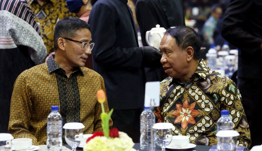 Menparekraf Sandiaga Uno (kiri) dan Menpora Zainudin Amali saat acara Penghargaan Achmad Bakrie 2022, Jakarta, Minggu (14/8). - JPNN.com