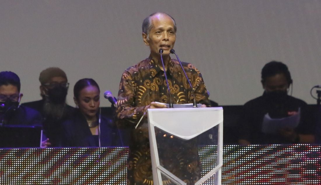 Mohtar Mas'oed saat menerima Penghargaan Achmad Bakrie 2022 di bidang pemikiran sosial, Jakarta, Minggu (14/8). - JPNN.com