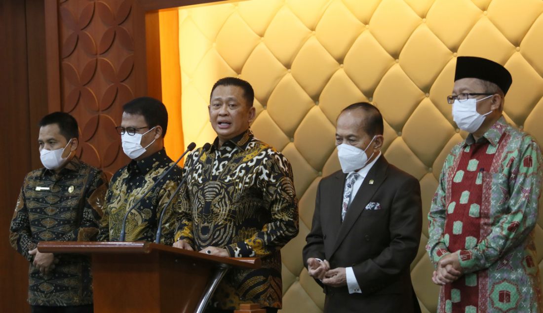 Ketua MPR Bambang Soesatyo bersama wakil Ketua MPR dan Sekjen MPR memberikan keterangan pers Sidang Tahunan MPR RI dan Peringatan Hari Konstitusi serta HUT ke-77 MPR di Gedung MPR/DPR, Jakarta, Senin (15/8). - JPNN.com