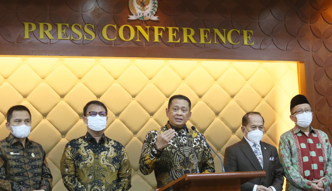 Ketua MPR Bambang Soesatyo bersama wakil Ketua MPR dan Sekjen MPR memberikan keterangan pers Sidang Tahunan MPR RI dan Peringatan Hari Konstitusi serta HUT ke-77 MPR di Gedung MPR/DPR, Jakarta, Senin (15/8). - JPNN.com