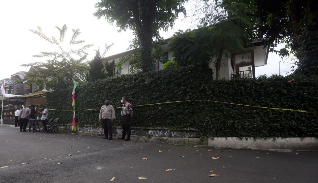 Sejumlah petugas kepolisian berjaga di depan rumah dinas mantan Kadiv Propam Polri Irjen Ferdy Sambo di Kompleks Polri, Duren Tiga, Jakarta, Senin (15/8). - JPNN.com