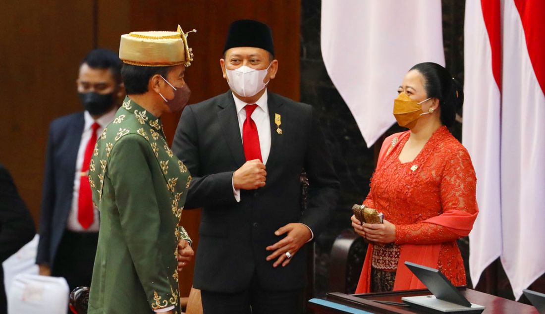 Presiden Joko Widodo, Ketua MPR Bambang Soesatyo dan Ketua DPR Puan Maharani saat Sidang Tahunan MPR dan Sidang Bersama DPR - DPD Tahun 2022 di Gedung Nusantara, Kompleks Parlemen, Senayan, Jakarta, Selasa (16/8). - JPNN.com