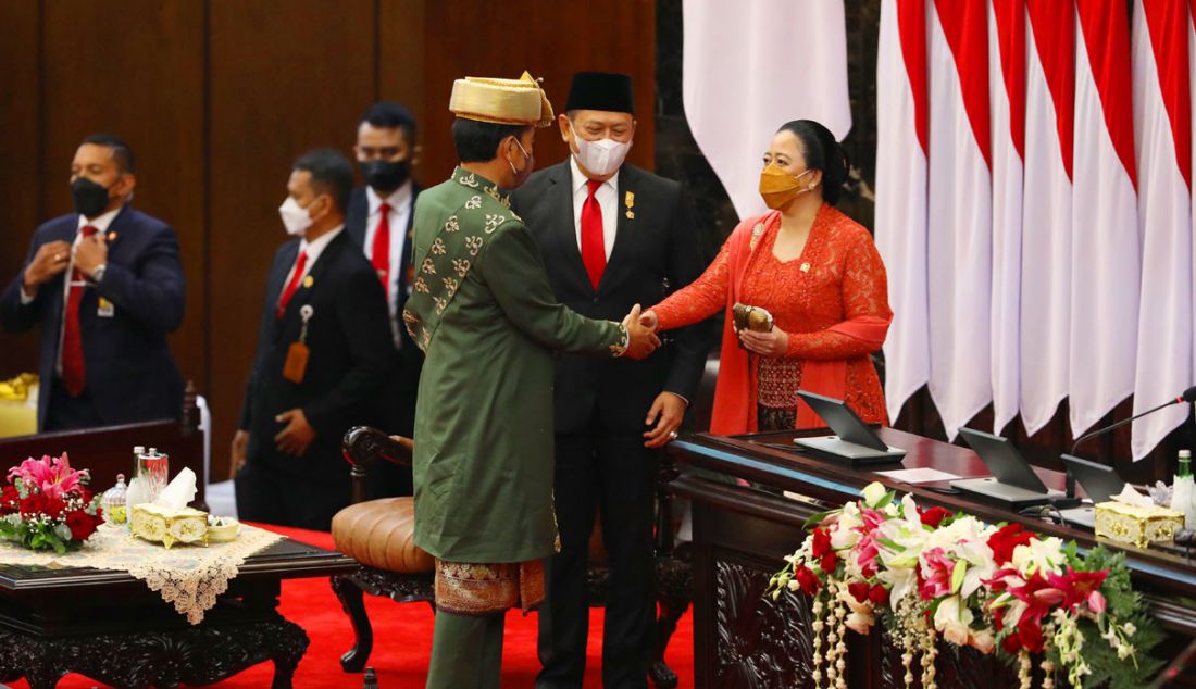 Presiden Joko Widodo, Ketua MPR Bambang Soesatyo dan Ketua DPR Puan Maharani saat Sidang Tahunan MPR dan Sidang Bersama DPR - DPD Tahun 2022 di Gedung Nusantara, Kompleks Parlemen, Senayan, Jakarta, Selasa (16/8). - JPNN.com