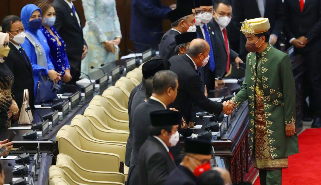 Presiden Joko Widodo menyalami sejumlah wakil rakyat seusai Sidang Tahunan MPR dan Sidang Bersama DPR - DPD 2022 di Gedung Nusantara, Kompleks Parlemen, Senayan, Jakarta, Selasa (16/8). - JPNN.com